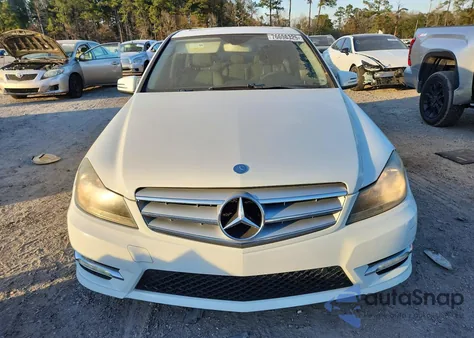 2012 Mercedes-Benz C 250 z USA, uszkodzony, nr VIN WDDGF4HB7CA617524